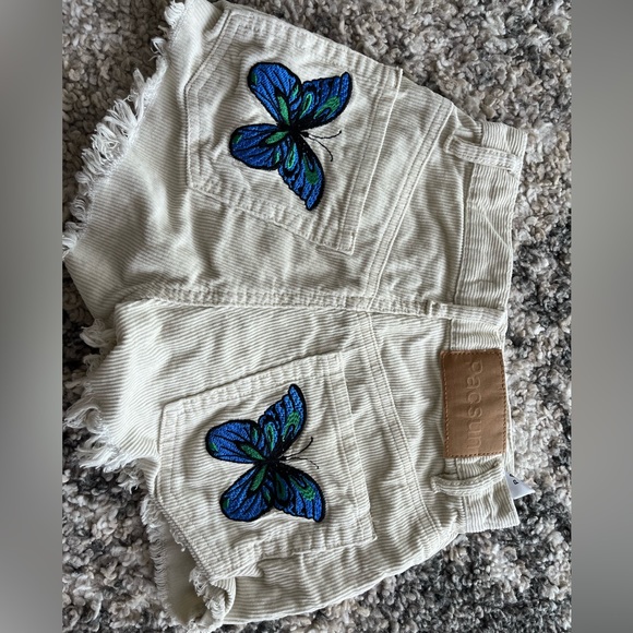 Cream PacSun Jean shorts, with an embroidered butterfly. - Picture 1 of 3